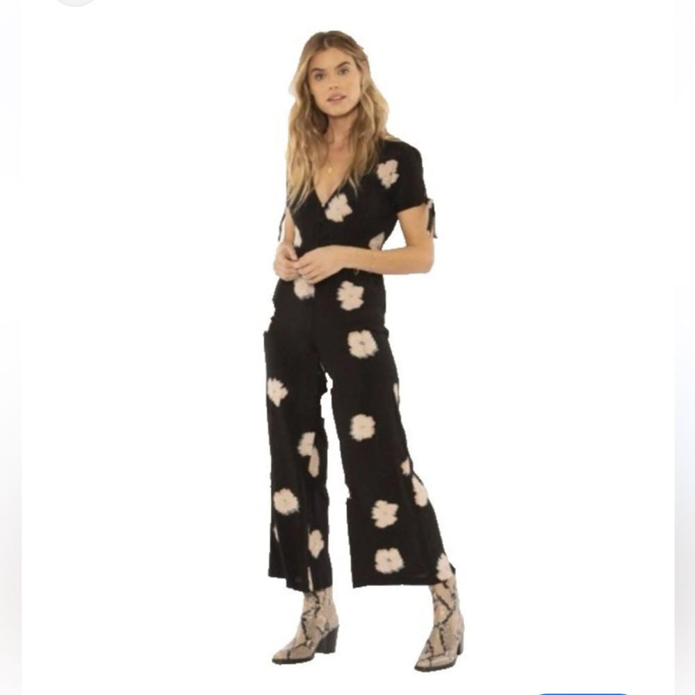 Amuse Society jumpsuit button-up V neck short sleeve black w beige floral size 8